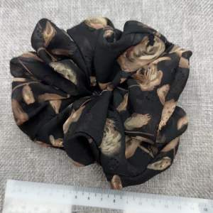 中发肠Flower Scrunchie Hair Tie