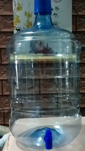 1 vỏ bình cổ cao 5galon dùng cho cây nóng lạnh có vòi kèm theo