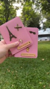 Bao da hộ chiếu Hồng Retro - Pink Color chất PU cao cấp ngăn phụ chứa thẻ giấy tờ. Gắn tên dán charm theo yêu cầu.