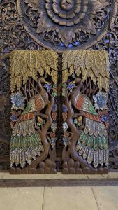 นกยูงแกะสลัก 1 คู่ ขนาด 90x35 cm. ไม้สักหนา 3 cm. นกยูงเสริมบารมี งานไม้สัก แต่งบ้าน ทำจากไม้สักแท้ เดินเส้นทอง แต่งกระจกสี งานสวยละเอียด แพคส่งดี