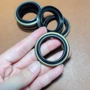 สีลี่กันฟูดรูปลักษณ์ DKB เป็นสีลี่กู้ผิวหน้า ที่มีปีกกันฟู วัสดุเป็นเหล็กและยาง NBR #สีลี่กันฟู #สีลี่ไฮดรอลิก #สีลี่กระบอก #สีลี่กระบอกไฮดรอลิก #สีลี่รูปลักษณ์ #DKB