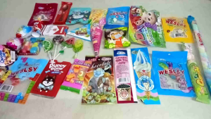 30pcs mix candy in 1pack ( mallow  lollipop  gummy  candy  chocolate ) Good for lootbag filler / childrens party giveaway and prizes / party candy station / trick or treat etc.