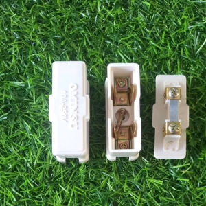 1 cái cầu chì OMINSU bảo vệ quá dòng 10A