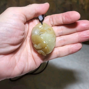 Gegegems Collection Premium Nephrite multiple tones caramel brown & whitish Bat Lotus Pod Ganoderma Ruyi & Ancient Coin Jade pendant (with certificate) 和田玉且末糖白渐变色蝙蝠莲蓬灵芝如意铜钱吊坠(带证书)