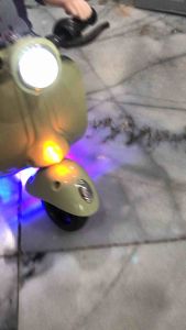 รถเวสป้าของเล่น เพื่อนผู้หญิงขับรถเวสป้า Vaspa Motor tide flow car