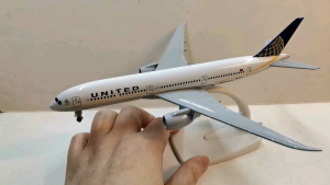 20 cm or 8 inches United Airlines B787 Diecast Airplane Collection with Landing Gears and Display Stand Collectibles