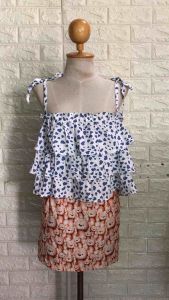 เสื้อสายเดี่ยว ผูกโบว์ไหล่ แต่งขนมชั้น ระบายชั้นๆ ลายหัวใจ น่ารักมาก ผ้าไหมอิตาลี่