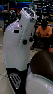 Skotlet Putih Lembayung & Stiker Biru Pink Gold: Aksesoris Motor Stylish