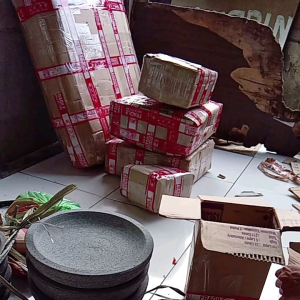 Tumbukan batu asli anak lumpang