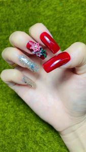 เล็บปลอมงานยาวสีแดงหรูงานปั้นดอกไม้