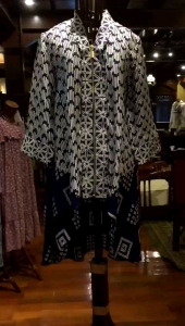 Tunik Kebaya Viscos by Dian Pelangi LIMITED EDITION Blouse Atasan Kemeja Blus Outfit Busui Batik Kerja Kantor Pesta Pernikahan Kondangan Casual Formal Wanita Hijaber Cantik Anggun Modis Modern Elegan Mewah Model Korea Terbaru Motif Cap Hand Made Kekinian