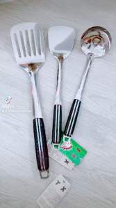 Vá môi múc canh inox cán đen Cao Cấp có lổ móc treo