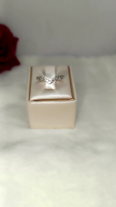 Cincin wanita motif v permata tanam anti karat terbaru model korea