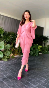 Dress อัดพลีท ดีไซด์ตัวยาว แขนผีเสื้อ 🦋 อัดพลีทแน่นๆ เพิ่มความหรู ด้วยการเล่น 🔷🔶 สีตัดสี่เหลี่ยม สแควร์แบบใหญ่สุดคลาสิค ดูมีมิติ ไฮโซววว 👑 เพิ่มความปัง ด้วยการแต่งพู่ตัดระบาย ในช่วง ด้านหน้าชุด สวยโดดเด่นคร้า ตัวเดรสทรงปล่อย แพตเทิร์น อลังกาลสวย