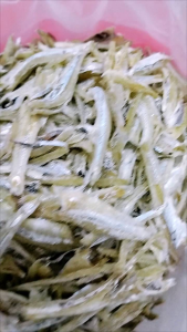 Goreng ikan bilis Fry Anchovies炸无内脏的江鱼仔， 用新鲜的蓝眼江鱼仔炸