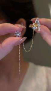 A44(Beli 2 dapat bonus) Anting kupu bunga rantai jepit telinga manis titanium wanita Korea