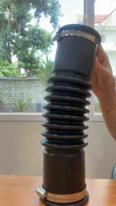 ท่อเฟร็กยาง แบบงอได้ 45องศา ขนาดเส้นผ่าศูนย์กลาง2นิ้วครึ่ง ยาว12นิ้ว สีดำ