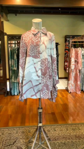 Fredia Tunik by Dian Pelangi LIMITED EDITION Blouse Baju Atasan Kemeja Blus Outfit Casual Formal Kerja Kantor Pesta Pernikahan Kondangan Lebaran Wanita Hijaber Cantik Anggun Modis Modern Elegan Mewah Model Korea Terbaru Motif Batik Abstrak Kekinian