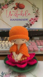 Chú tiểu tọa đài sen bằng len
