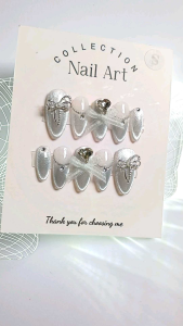 Móng tay thiết kế Nail box mắt mèo bạc nơ ruy băng vải mã số AB36
