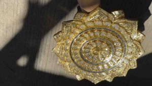 แผ่นไม้แกะสลัก แผ่นไม้ติดผนัง ไม้แกะสลัก ทำสีทองสว่าง แต่งกระจก ไม้จามจุรี ตกแต่งผนัง 11.5"x11.5"x1" ไม้แกะสลักมงคล หรูหรา มงคล wood carving panel