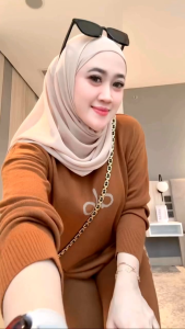 Vinna One Set Baju Setelan Wanita Hijab Kekinian Bahan Matt Knit Premium – Celana Panjang & Atasan Modis
