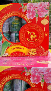 hộp quà tết nước ngọt trà bí đao gắng kết yêu thương.hộp 6lon là nước giải khác thanh nhiệt làm mát cơ thể tiện lợi cho việc đi biếu tặng cho bạn bè người thân trong những ngày tết rất sang trọng