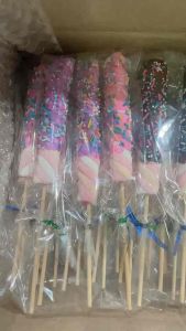 มาร์ชแมลโลว์แท่ง เคลือบชอคโกแลต สตรอเบอร์รี่ ตกแต่งด้วยน้ำตาลเม็ดสีแบบเต็มแท่งแพคแยกชิ้น ทำใหม่ๆตามorderค่ะ