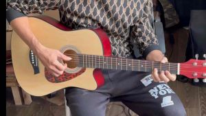 Guitar aucoutisc t50 - CHÍNH HÃNG  - tặng kèm phụ kiện.  3/4 dài 96cm rộng 38