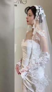 Váy cưới ren đuôi cá phối tafta cách điệu tôn dáng kèm ống tay