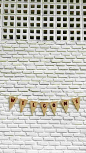 ธงราวไม้ ธงสามเหลี่ยม ธงตกแต่งร้าน ทำจากไม้สน ธงwelcome ผลิตในไทย เลเซอร์ข้อความตามสั่งได้นะคะ