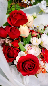 ช่อดอกไม้ โทนสีเเดง สไตล์เกาหลี ออกแบบให้โดยเฉพาะทักเเชทเเจ้งสีได้เลยค่ะ