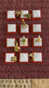 ที่โชว์แหวน สี่เหลี่ยม 2 ชั้น ซาลาเปา 12 ชิ้นหรือ1โหล ขนาด 4x4x1 cm.แบบหนาม มี 4 สี ให้เลือก สีดำสีขาวสีครีม และสีแดง