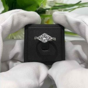 PETCHARA แหวนเพชรโมอีส1กะรัต ชุบทองคำขาว ตัวเรือนเงิน 92.5% พร้อมใบเซอร์GRA(D2006)