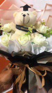 BUKET HADIAH WISUDA BONEKA BUNGA PUTIH