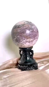【现货】70mm 锂云母球摆件｜情绪疗愈 × 能量净化 × 空间气场提升 ✨ 70mm Lepidolite Sphere｜Healing • Energy Cleanse • Aura Boost