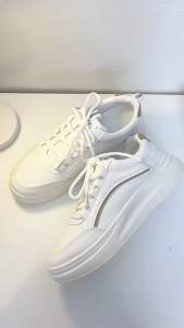 Sepatu Sneakers Wanita Terbaru 2024: Koleksi Terlaris & Stylish