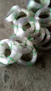 Ống cao su trắng dẻo hút chất lỏng xăng dầu chạy oxy tôm cá... gồm: 5 li nặng 850g dài khoảng 34m 6 li nặng 950g dài 34m 8 li nặng 1350g dài 31m 10 li nặng 1900g dài 31m.