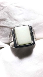 Batu natural pospor menyala dalam gelap