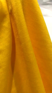 vải lụa tằm uớt màu vàng loại 1_( khổ 1m5) dày vừa mềm rũ co dãn may đầm váy áo vv