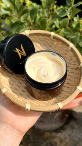 Kem body đậu đỏ phủ trắng ( dạng lỏng - lotion) NATURALLY với chất kem thấm nhanh da khô ráo hẳn sau 5 giây không bết nước thích hợp da mởn sẵn da bắt nắng da khô sạm.