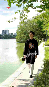 Áo dài nam cách tân chất gấm nhăn thêu lân màu đen sắc nét cao cấp - Áo Dài Thiên Vương