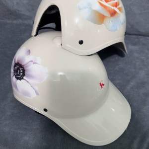 Nón bảo hiểm kết nữ in hoa khoét sau cột tóc {{Siêu 🔥🔥🔥}