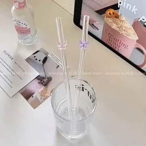 หลอดแก้ว หลอดดูด ติดผีเสื้อ มีให้เลือกหลายสี สามารถล้างแล้วนำมาใช้ซ้ำได้