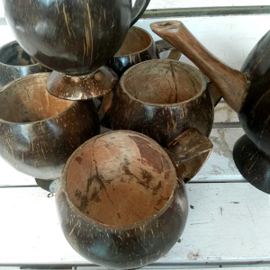 Set Cangkir & Teko Batok Kelapa 6Pcs: Keindahan Alami Untuk Kopi Anda