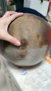 Bình hoa thuý hồng dáng độc và bình bizen xám lớn gốm Nhật