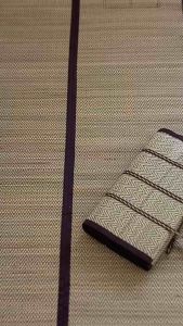 เสื่อกกแท้ ขนาด 90*180 cm.(3 พับเล็ก)สีน้ำตาล ผลิตจากวัสดุธรรมชาติ ใช้งานได้นานกว่า 5 ปี เนื้อเสื่อเย็นสบาย ใช้ปูนอนรับแขกแคมป์ปิ้งถวายพระของขวัญของฝาก และกิจกรรมอื่นๆ