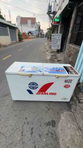 Tủ đông DARLING màu trắng với logo và nhãn hiệu đặt trên đường phố.