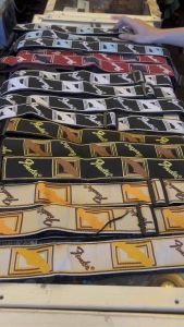 Fender Monogram และ Gibson เท่หรูดูวินเทจ !! หล่อสุด !! เมื่อสะพายกีต้าร์ตัวโปรดของท่านผ้างานปักอย่างดี ผ้าไม่บาดไหล่