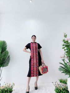 เดรสคอกลมผ้าใยกัญชง ลายงานปักอาข่า อัดซับกาวทั้งชุด งานซิปหลัง มีกระเป๋าให้ทั้ง 2 ข้าง ทรงสวย